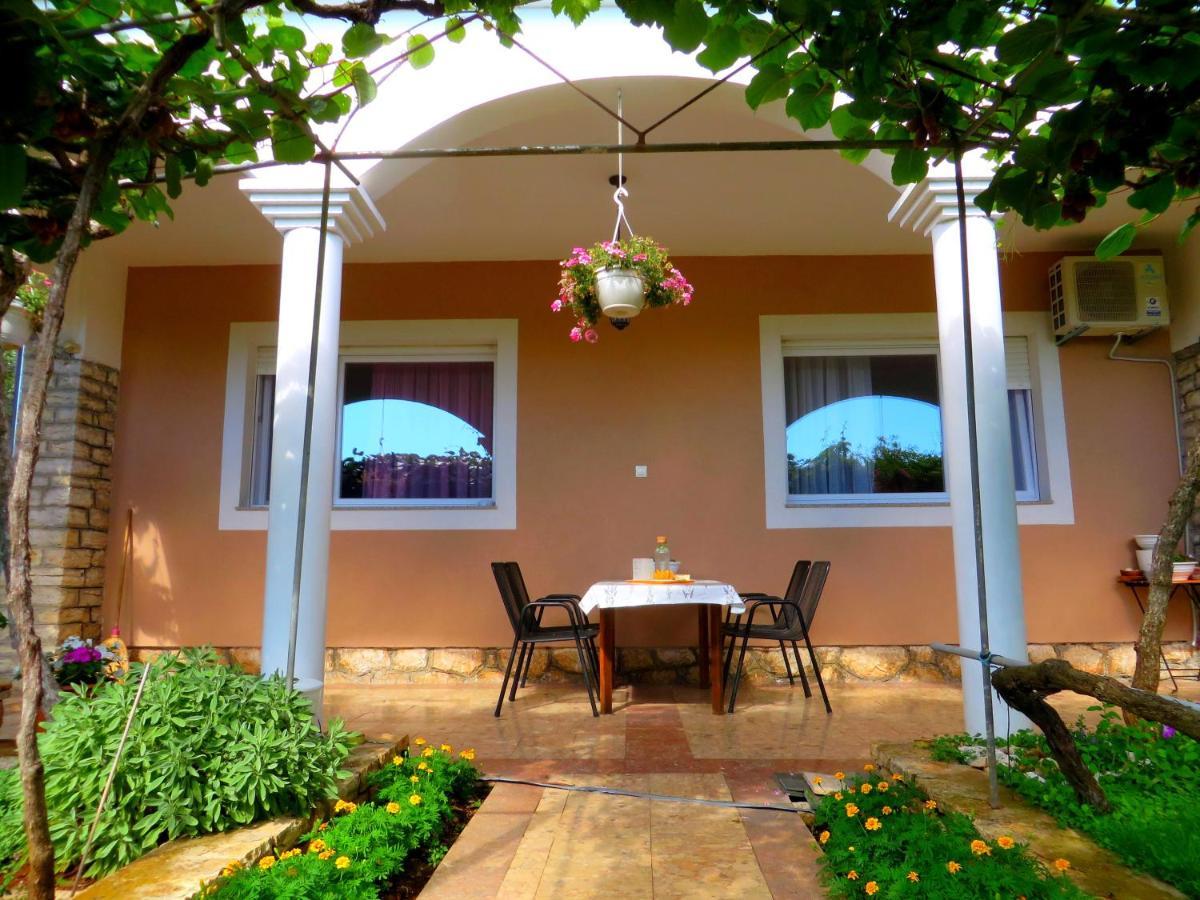Beach Apartments Roza - The Garden Apartment Биоград-на-Мору Экстерьер фото