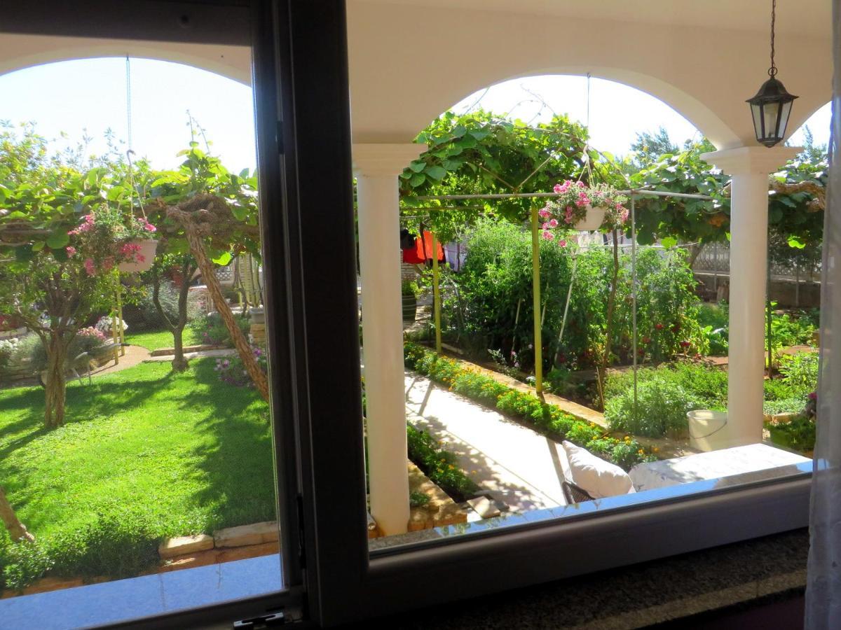 Beach Apartments Roza - The Garden Apartment Биоград-на-Мору Экстерьер фото